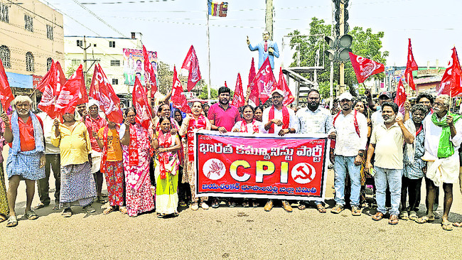 రైతులను ప్రభుత్వం  ఆదుకుంటుంది 
2