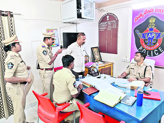 సబ్బవరం పోలీస్‌ స్టేషన్‌లో ఎస్పీ తుహిన్‌ సిన్హా 1