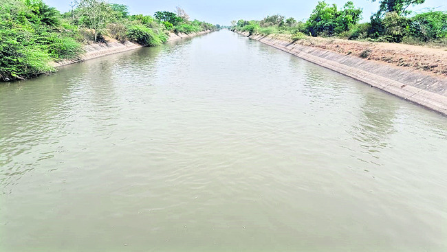 జూరాల కాల్వలకు  నీటి విడుదల 
1
