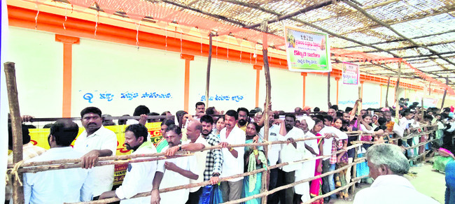 కనులపండువగా పూల రథోత్సవం 1