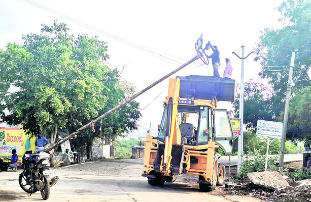 ఈదురు గాలుల బీభత్సం
1