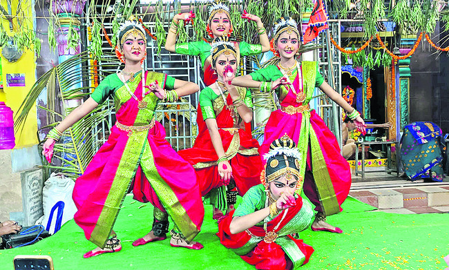 ఆనంద్‌ బజార్‌లో గాయపడిన పోటు కార్మికుడు 2