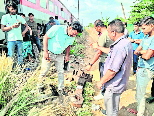 పలాస రైల్వేస్టేషన్‌ సమీపంలో రెండుగా విడిపోయిన ఫలక్‌నుమా2