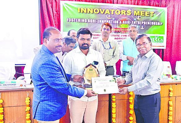 మూల విరాట్‌ను తాకిన సూర్యకిరణాలు 
1