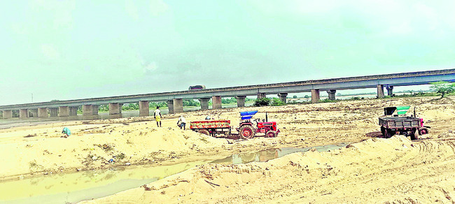 తవ్వేస్తూ.. తరలిస్తూ!2