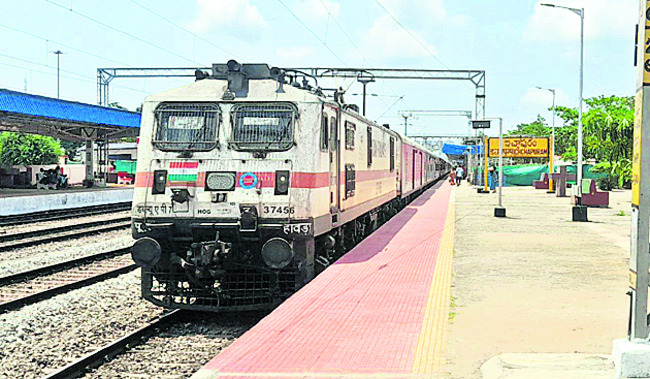 పలాస రైల్వేస్టేషన్‌ సమీపంలో రెండుగా విడిపోయిన ఫలక్‌నుమా1