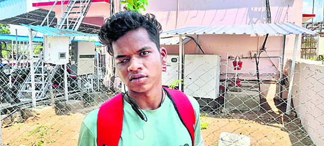 పలాస రైల్వేస్టేషన్‌ సమీపంలో రెండుగా విడిపోయిన ఫలక్‌నుమా8