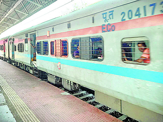 పలాస రైల్వేస్టేషన్‌ సమీపంలో రెండుగా విడిపోయిన ఫలక్‌నుమా3