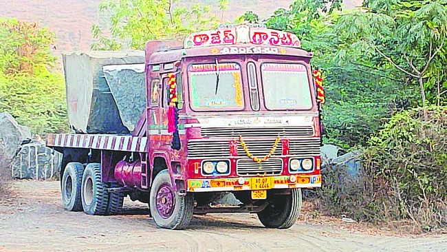 అక్రమ రవాణా చేస్తున్న 3 లారీలు పట్టివేత 1