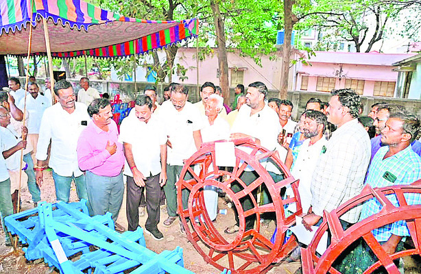 రెడ్‌బుక్‌ పాలనలో పచ్చనేతలకే పనిముట్లు 
1