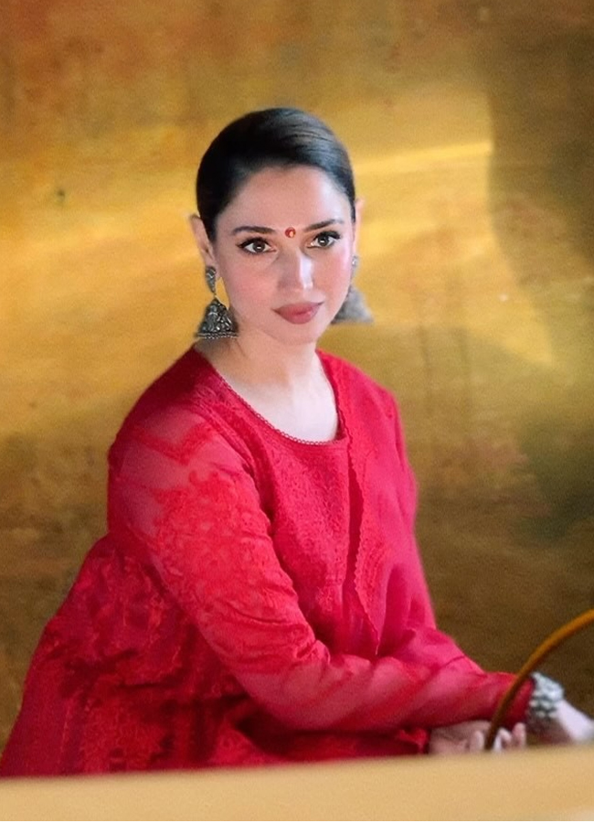 Tamannaah Bhatia With Roses, Blob On Forehead2