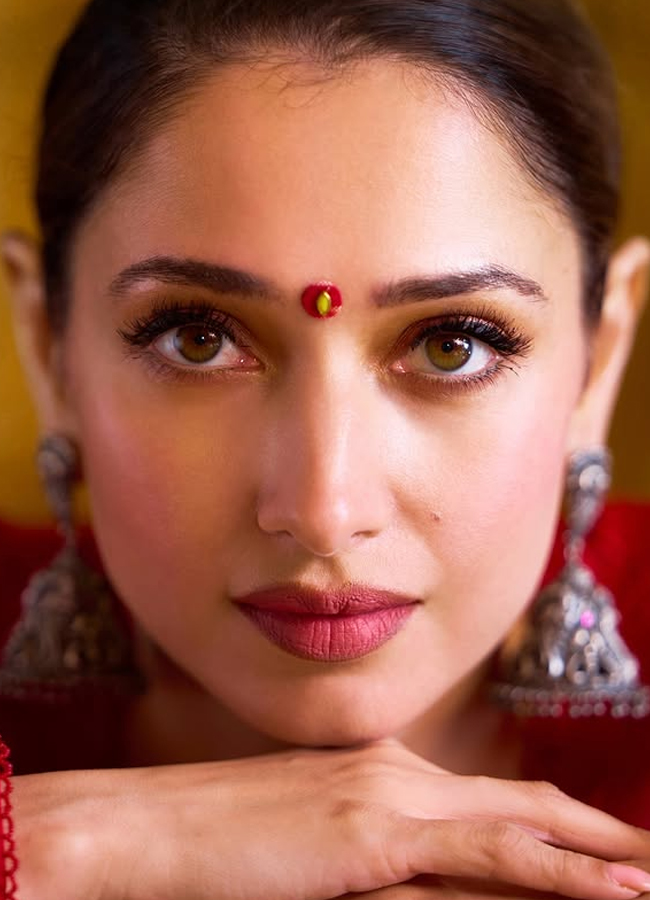 Tamannaah Bhatia With Roses, Blob On Forehead3