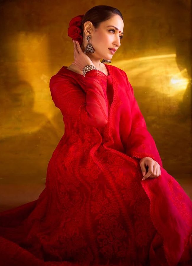 Tamannaah Bhatia With Roses, Blob On Forehead6