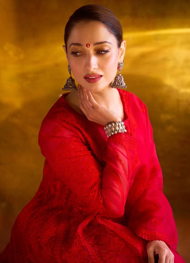 Tamannaah Bhatia With Roses, Blob On Forehead7