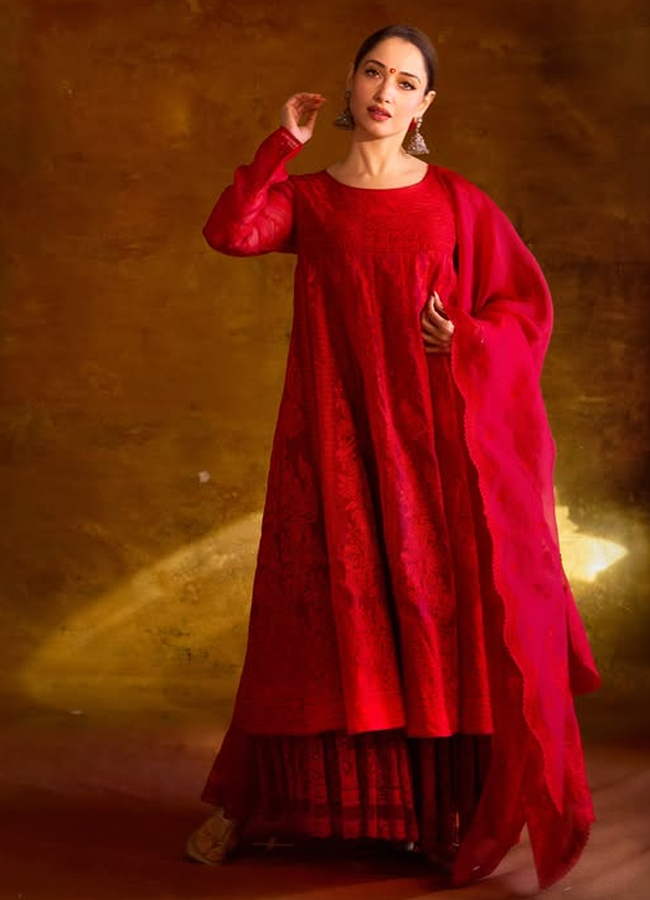 Tamannaah Bhatia With Roses, Blob On Forehead9