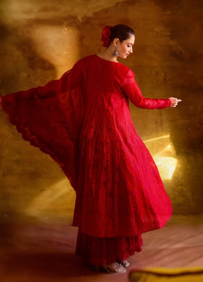 Tamannaah Bhatia With Roses, Blob On Forehead10