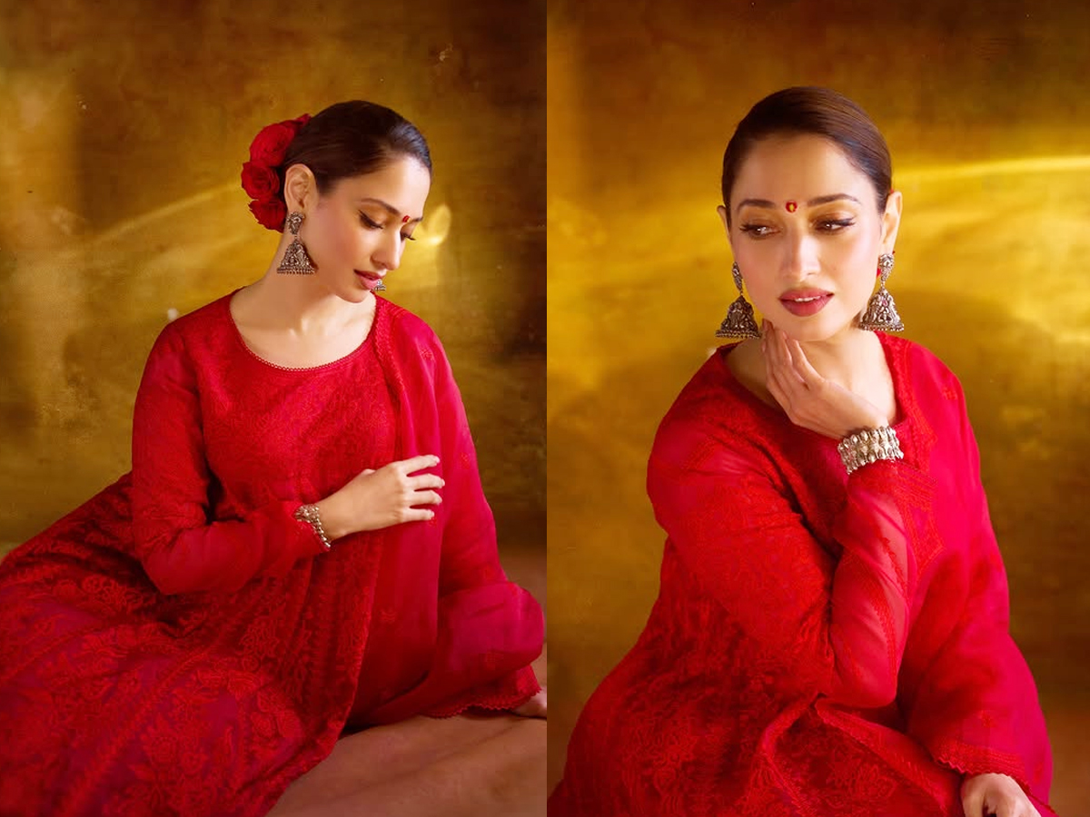 Tamannaah Bhatia With Roses, Blob On Forehead1