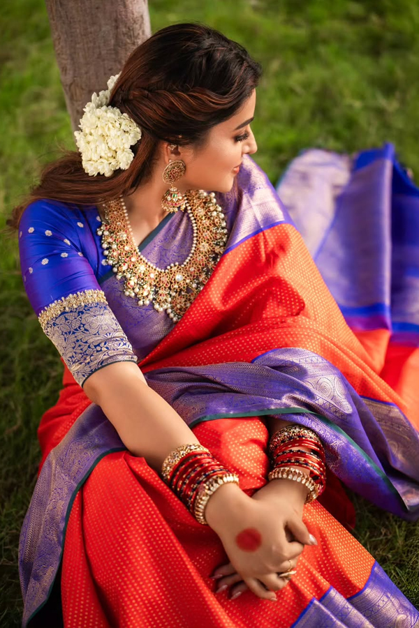 actress Sneha stunning looks in elegant saree11