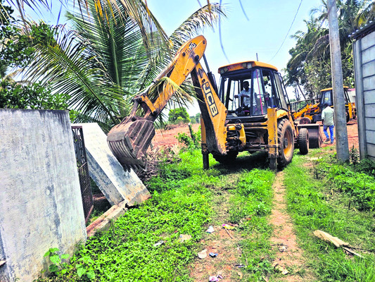 రూ.50 కోట్ల భూమి స్వాధీనం 1