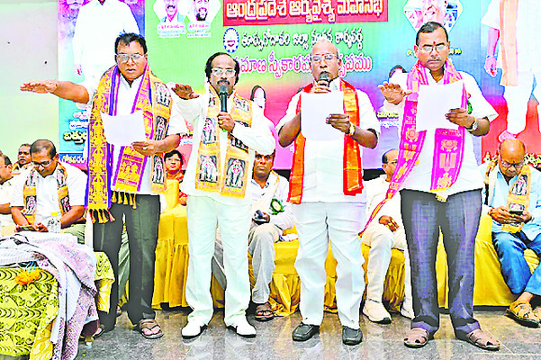 ఆర్యవైశ్య సంఘం జిల్లా అధ్యక్షుడిగా సత్తిబాబు
2