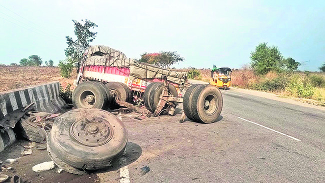 కల్వర్టును ఢీకొన్న లారీ 1