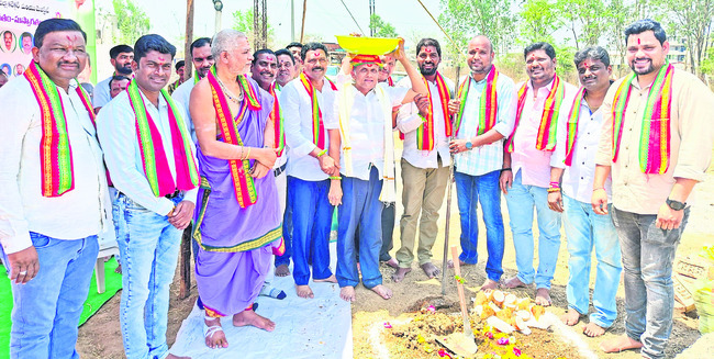 భవన నిర్మాణాలకు భూమిపూజ 1