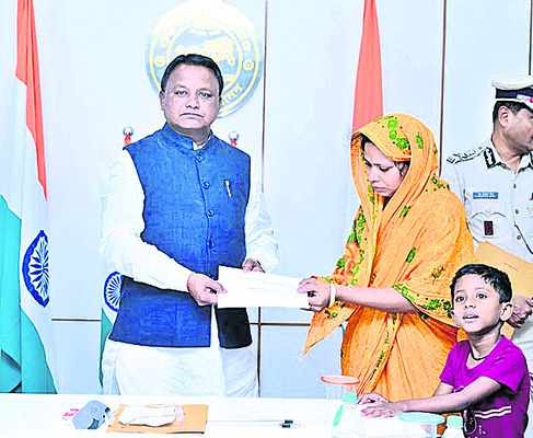 బాధిత కుటుంబాలకు చేయూత 1