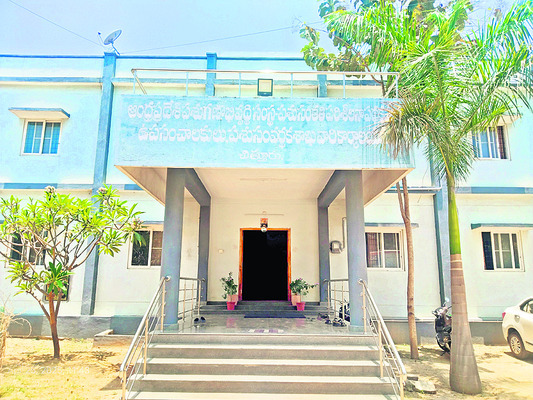 ● ఉత్తమ ఆవుల వృద్ధికి పశుసంతతి పరిశీలన పథక కేంద్రం విశే1