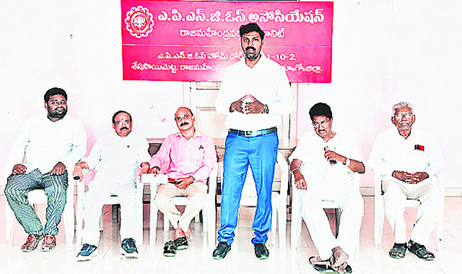 ఆర్యవైశ్య సంఘం జిల్లా అధ్యక్షుడిగా సత్తిబాబు
3