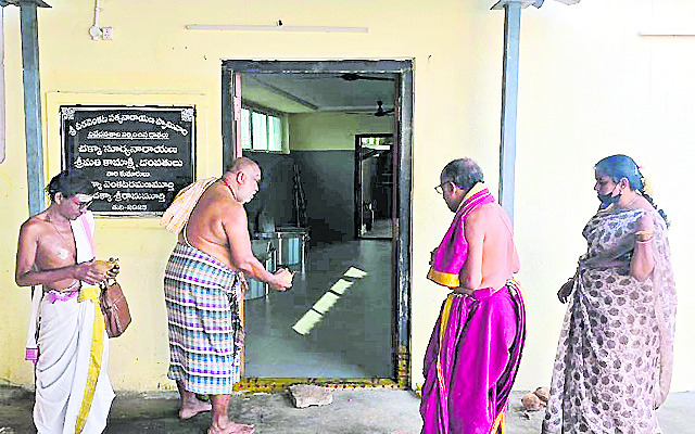 వినియోగంలోకి సత్యదేవుని కొత్త నివేదన శాల1