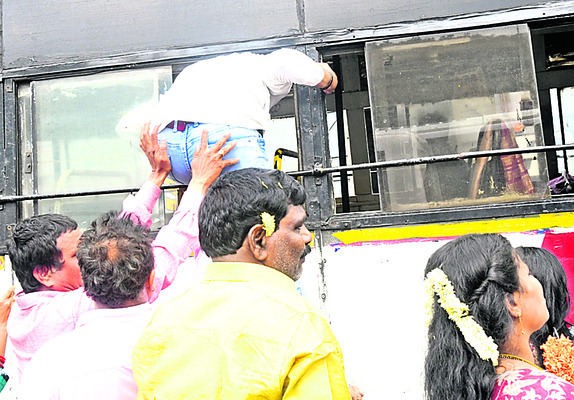 భక్తులకు అష్టకష్టాలు2