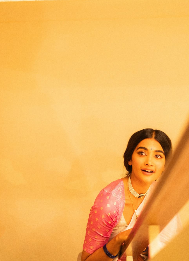 Pooja Hegde in retro look12
