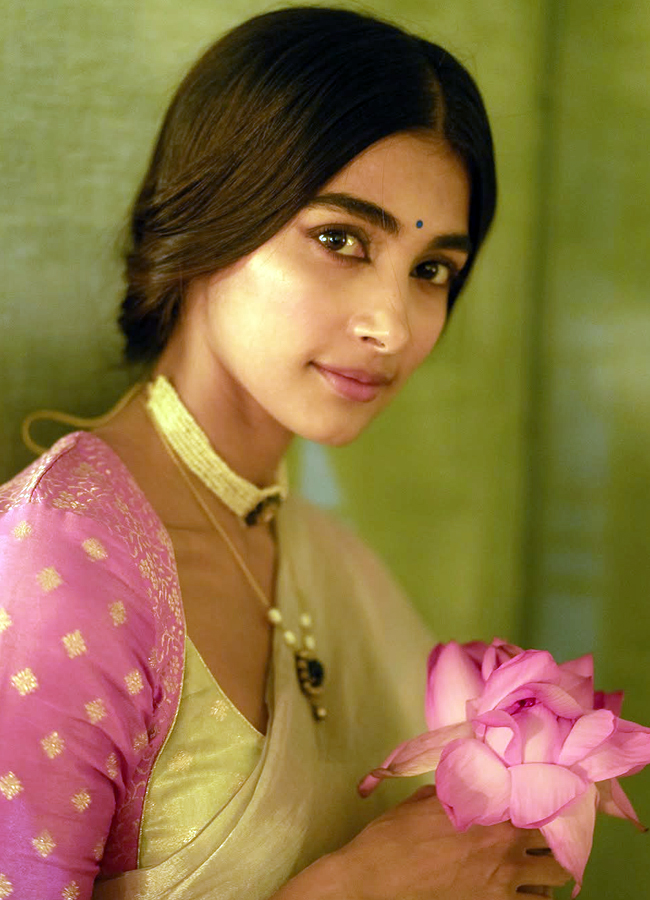 Pooja Hegde in retro look15