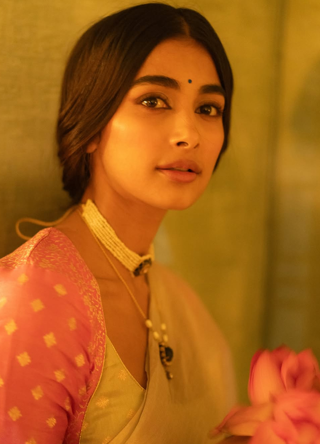 Pooja Hegde in retro look3