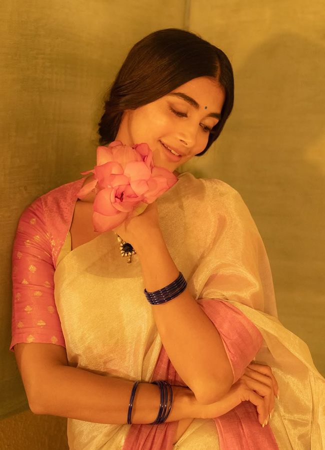 Pooja Hegde in retro look5