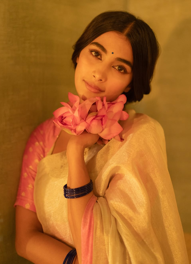 Pooja Hegde in retro look7