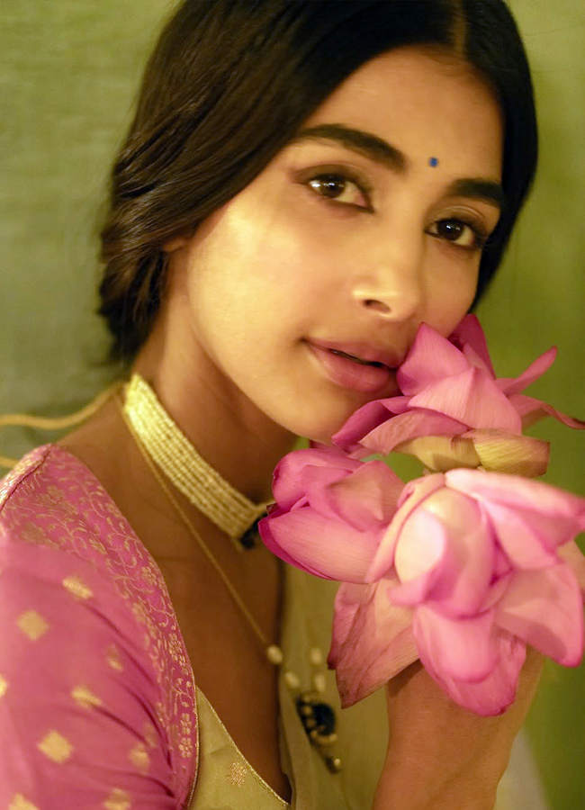 Pooja Hegde in retro look8