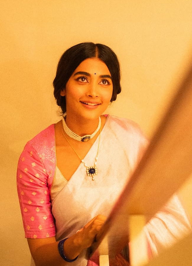 Pooja Hegde in retro look9