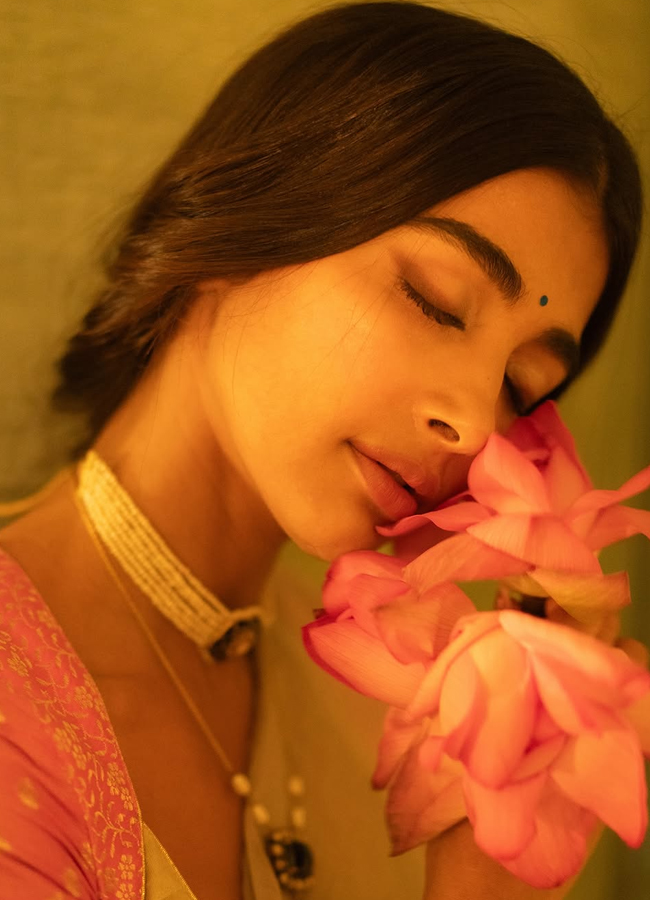 Pooja Hegde in retro look10