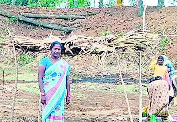 వేతనదారులకు నీడ కరువు..! 1