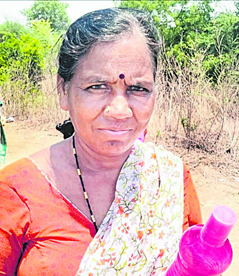 నీళ్లు లేక ఇబ్బంది పడుతున్నాం
1