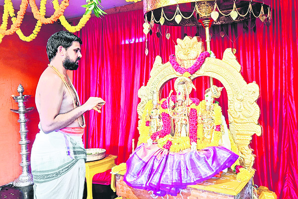 రామయ్యకు  సువర్ణ తులసీ అర్చన1