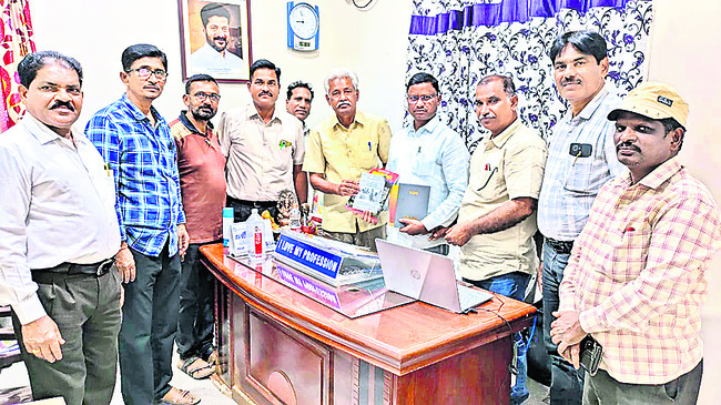 ఉపాధ్యాయుల సమస్యలు పరిష్కరించాలి1