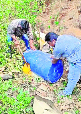 నాటుసారా స్థావరంపై దాడి
1
