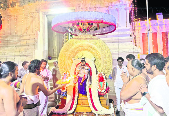 సూర్య, చంద్ర ప్రభలపై మెరిసిన శ్రీవారు 3