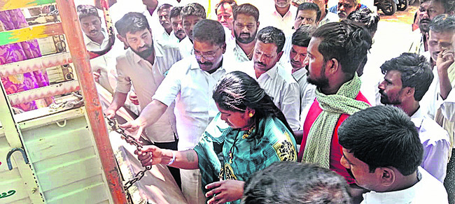 మృతుడి కుటుంబసభ్యులకు పరామర్శ 1