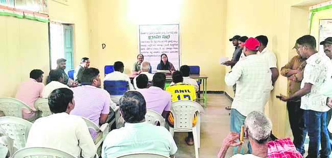 ఫ్యూచర్సిటీ రైతులతో సమావేశమైన అధికారులు 1
