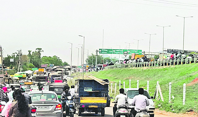 నేటి నుంచి మిర్చి యార్డుకు వేసవి సెలవులు 
2