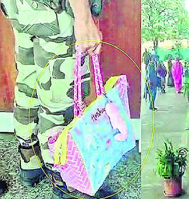 విమానాశ్రయంలో బ్యాగ్ కలకలం1