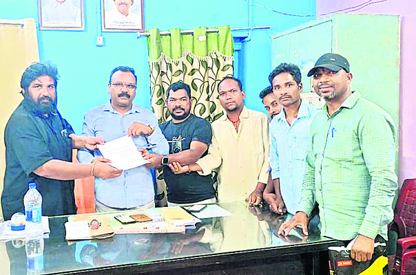 కలమెత్తిన పాత్రికేయులు1